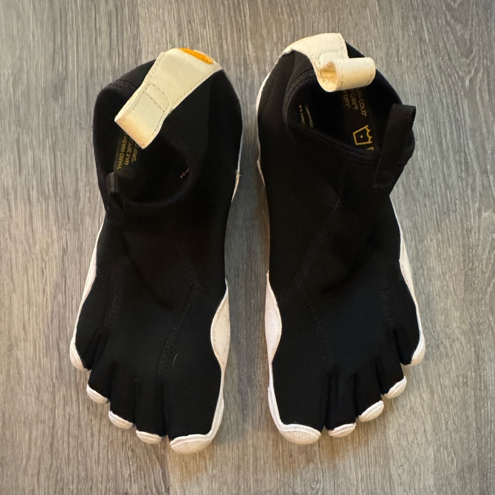 Black and White Five-Toe Shoes V-NEOP